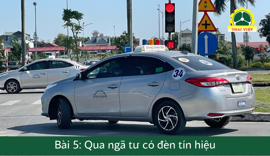 bài 5 qua ngã tư có đèn tín hiệu điều khiển giao thông